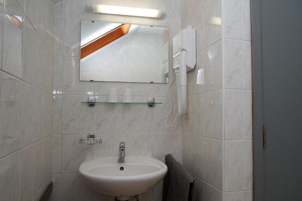 Le New Matinal Hotel La Louvière Стая снимка